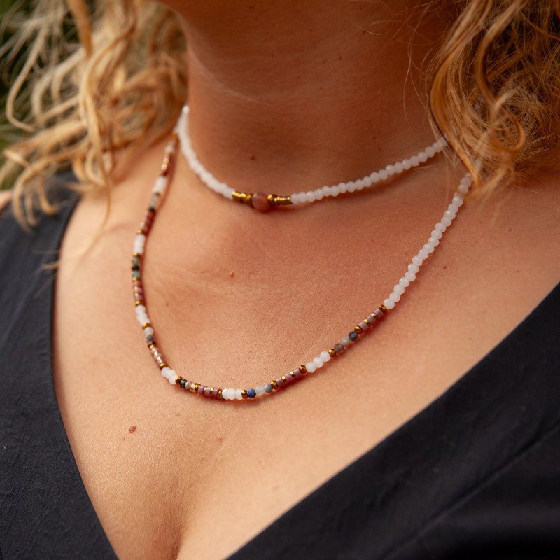 Plume d’Ange – Bijou 2 en 1 Rhodonite & Pierres Naturelles | Douceur et Lumière