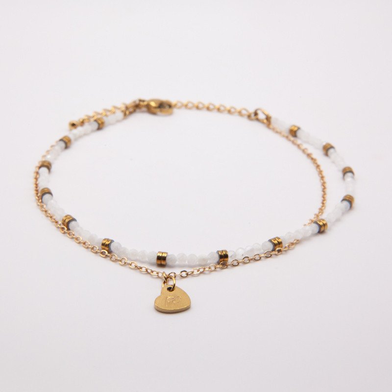 Chaîne de cheville double rang "Innocence" en pierre de lune facettée et cœur doré – bijou délicat et lumineux