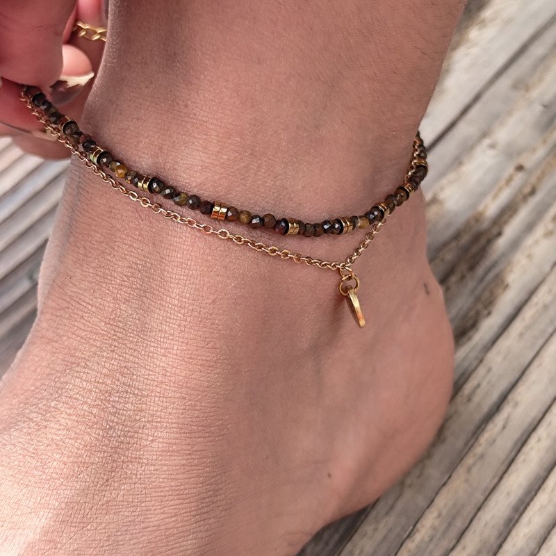 Chaîne de cheville double rang « Évasion » en œil de tigre et hématite dorée – Bijou tendance et protecteur