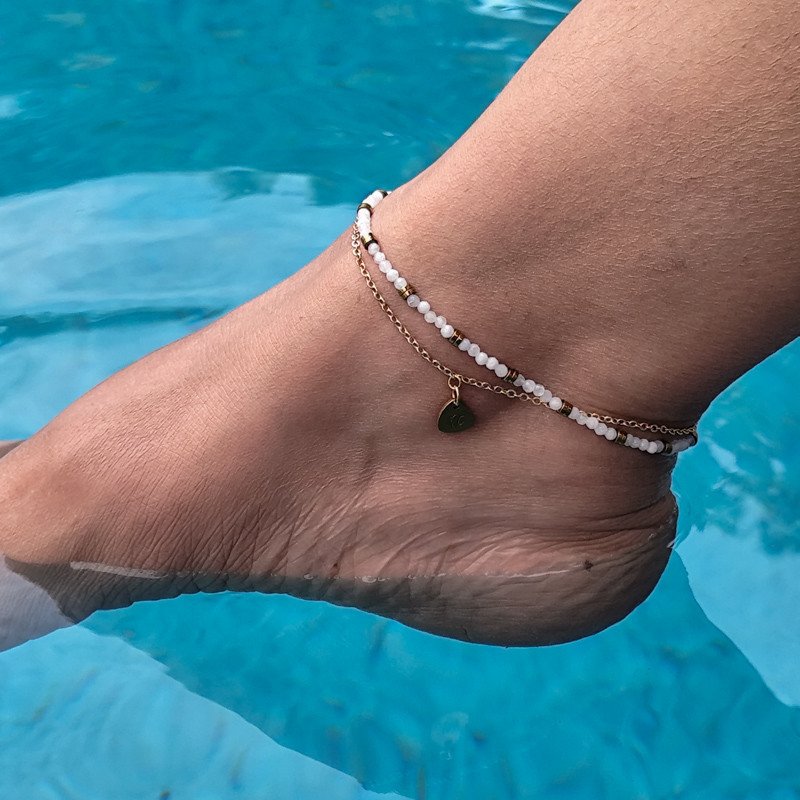 Chaîne de cheville double rang "Innocence" en pierre de lune facettée et cœur doré – bijou délicat et lumineux