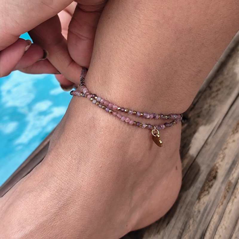 Chaîne de cheville" Fleur de Sable" en  tourmaline douce & perles dorées – Bijou émotionnel | Petit Cœur